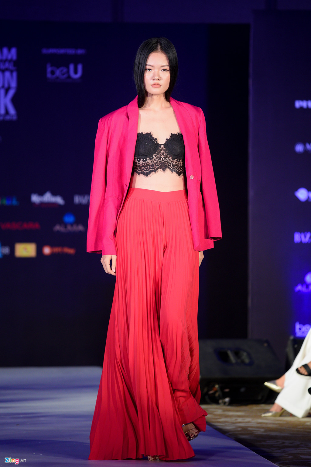 Hoa hậu Đại dương xuất hiện với biểu cảm bất biến